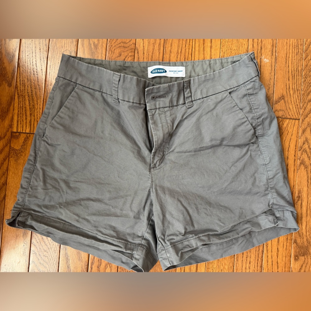 Like New. Old Navy, Women’s Gray Everyday Short Size 8.